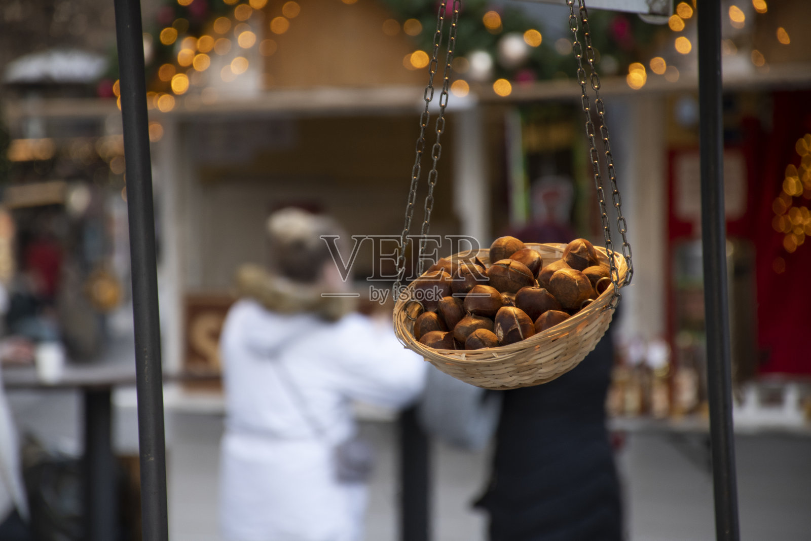 欧洲冬天，圣诞街集市上挂着一篮子生榛子照片摄影图片