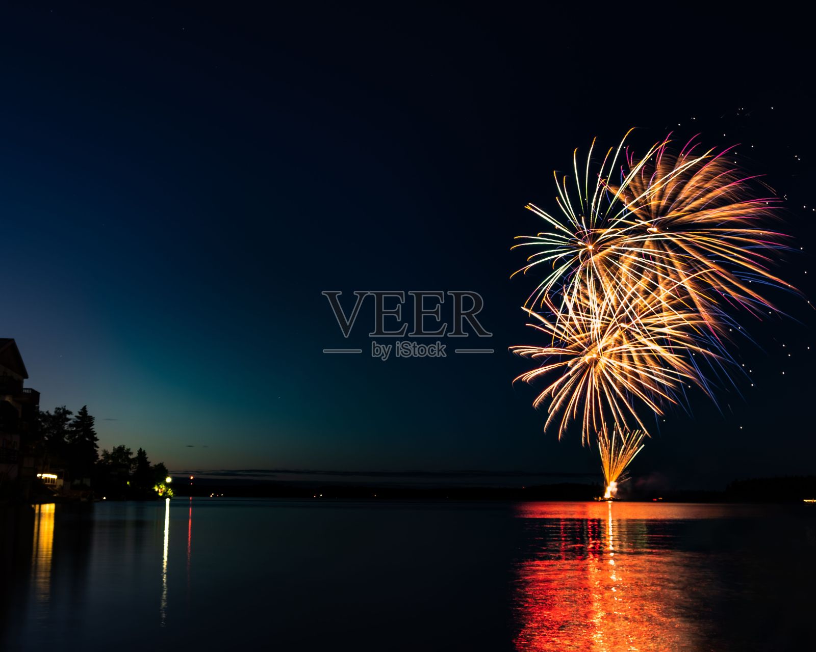 加拿大国庆日的水上烟火。照片摄影图片