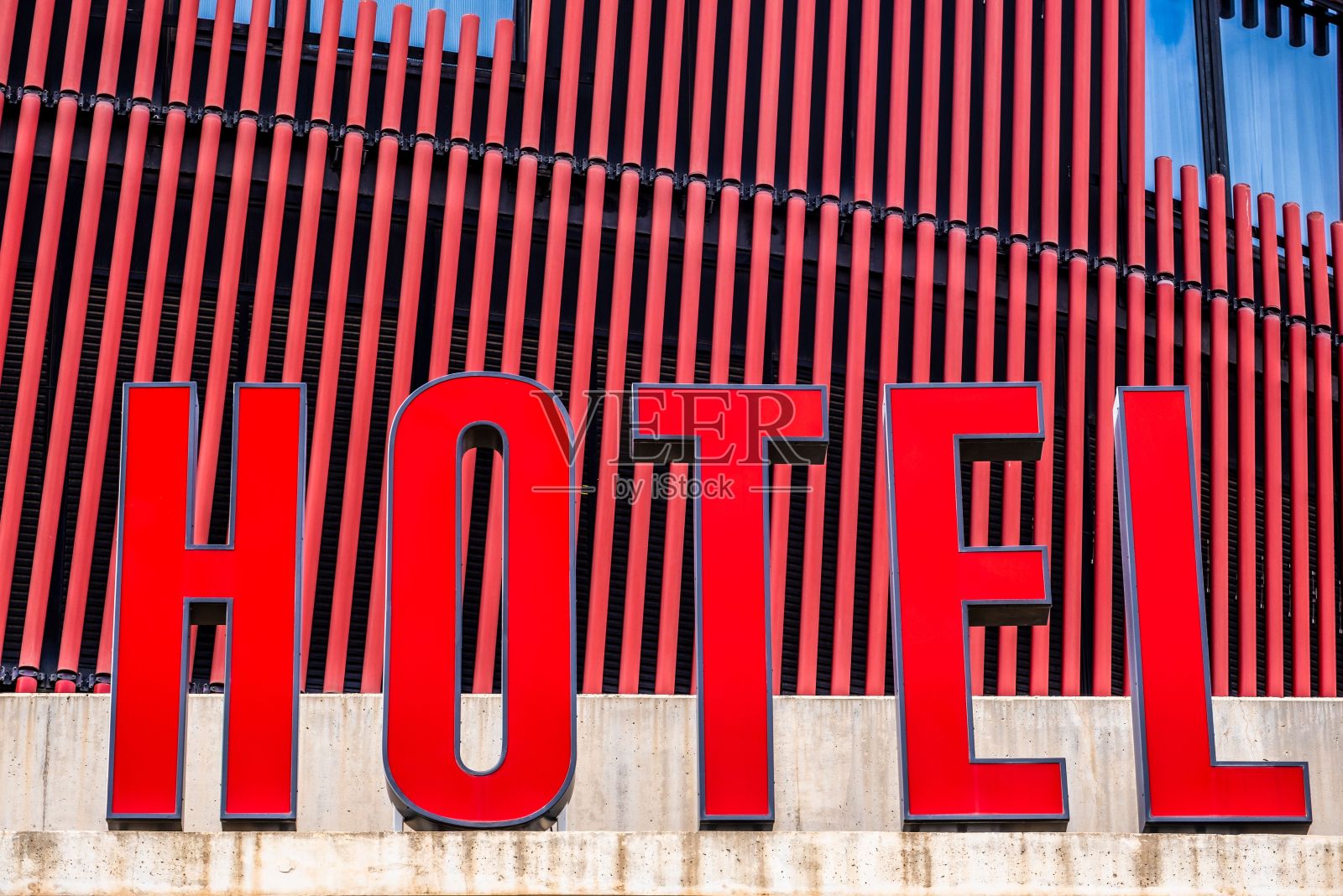 特写镜头的酒店标志与红色字母照片摄影图片