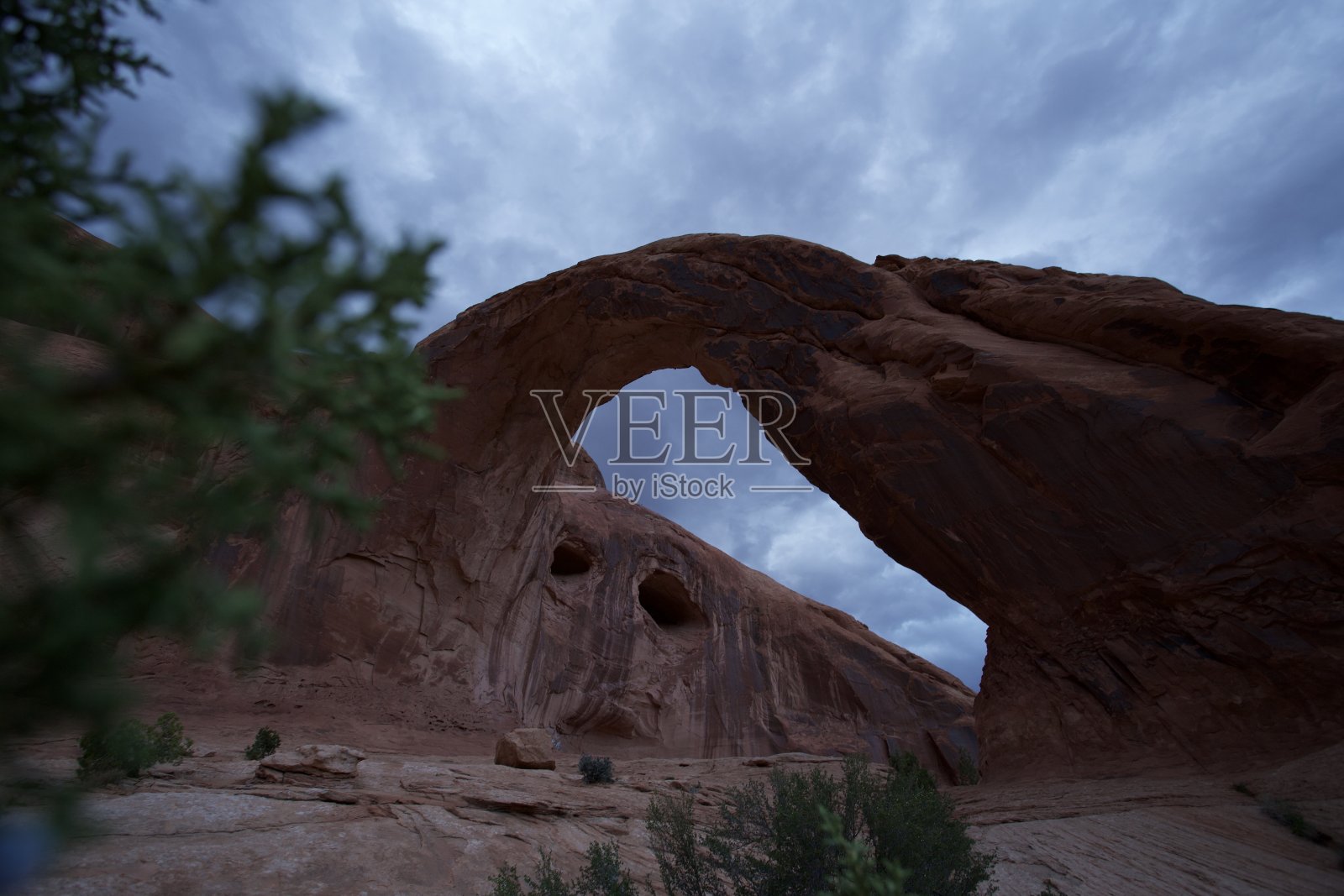 天黑后的科罗纳拱门照片摄影图片