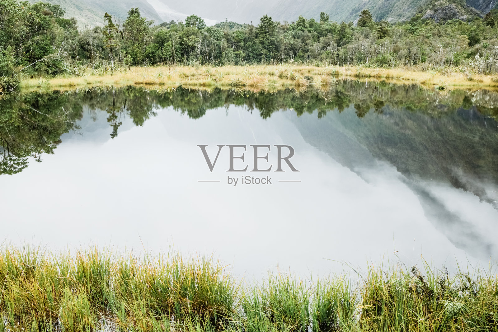 在新西兰韦斯特兰，小水壶湖与山的倒影照片摄影图片