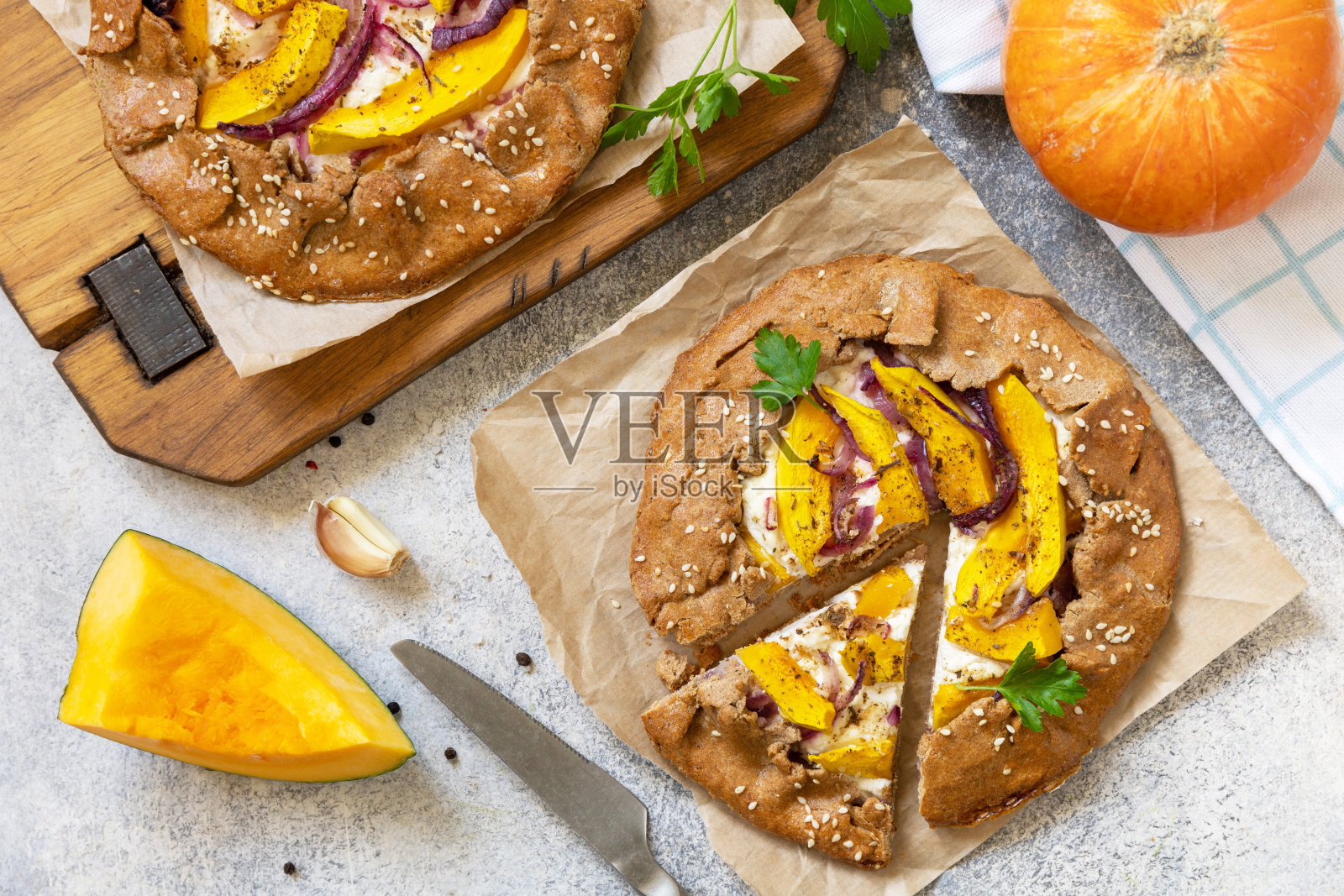 健康的自制全麦素食派(galette)，搭配南瓜和乳清干酪，放在石桌上。自制南瓜酱。从上面看。照片摄影图片