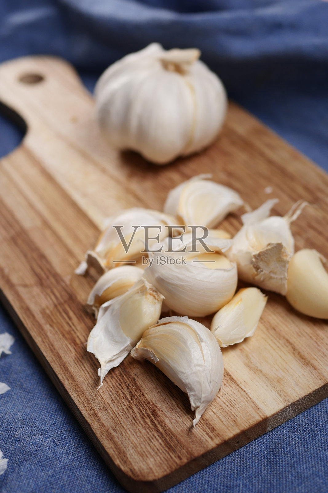 特写白色背景上的大蒜，照片摄影图片