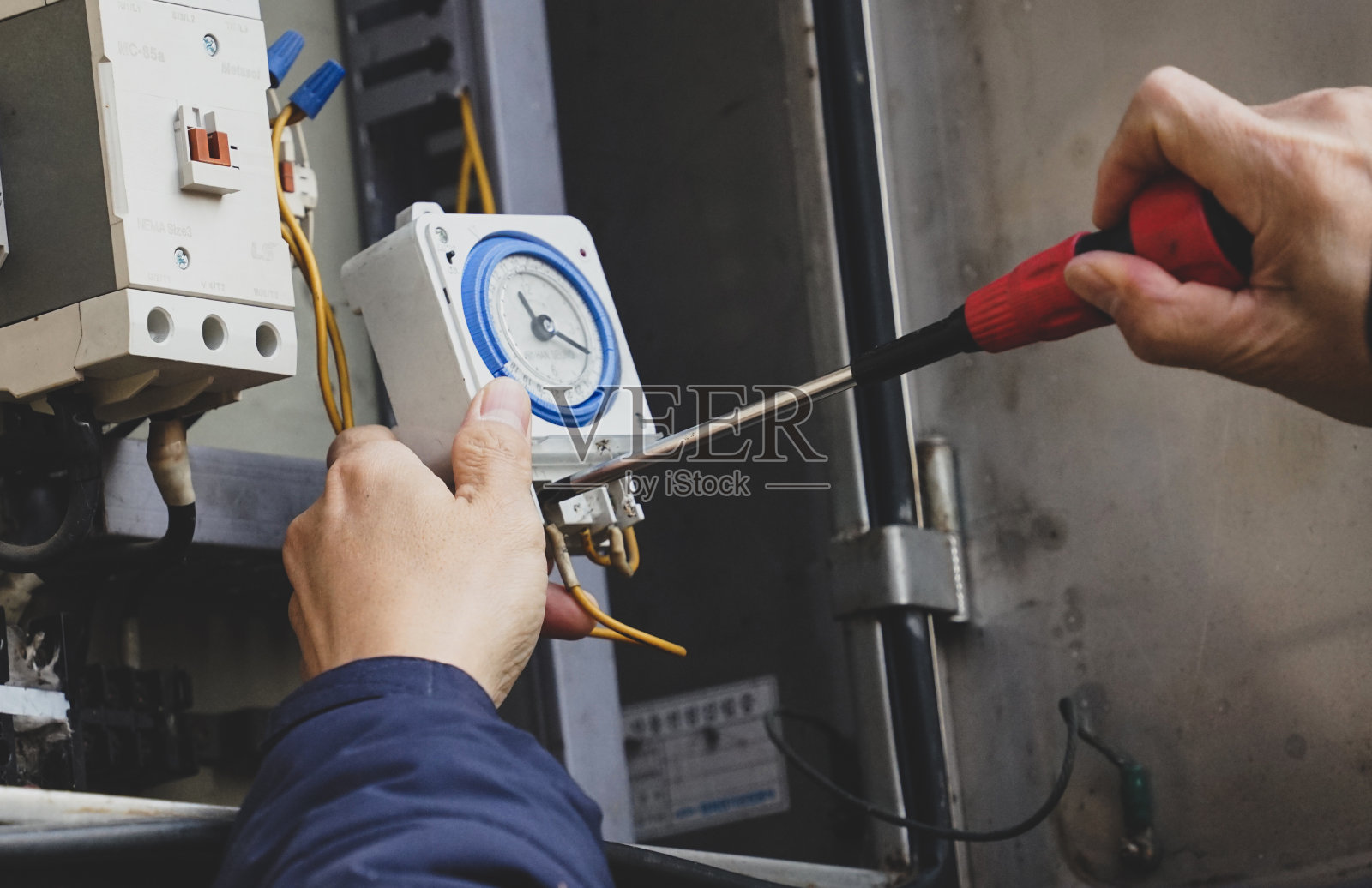 一个男人在做某件事的照片照片摄影图片