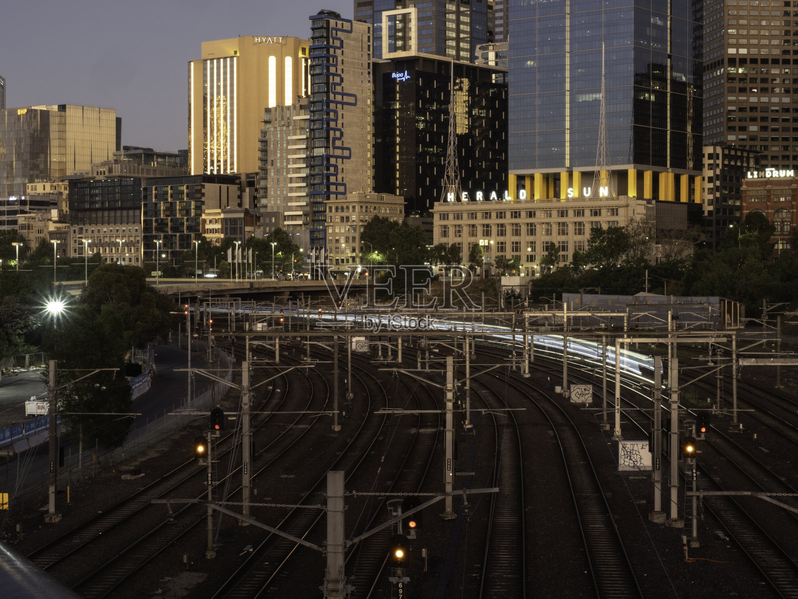 日出在城市天际线和火车轨道上照片摄影图片