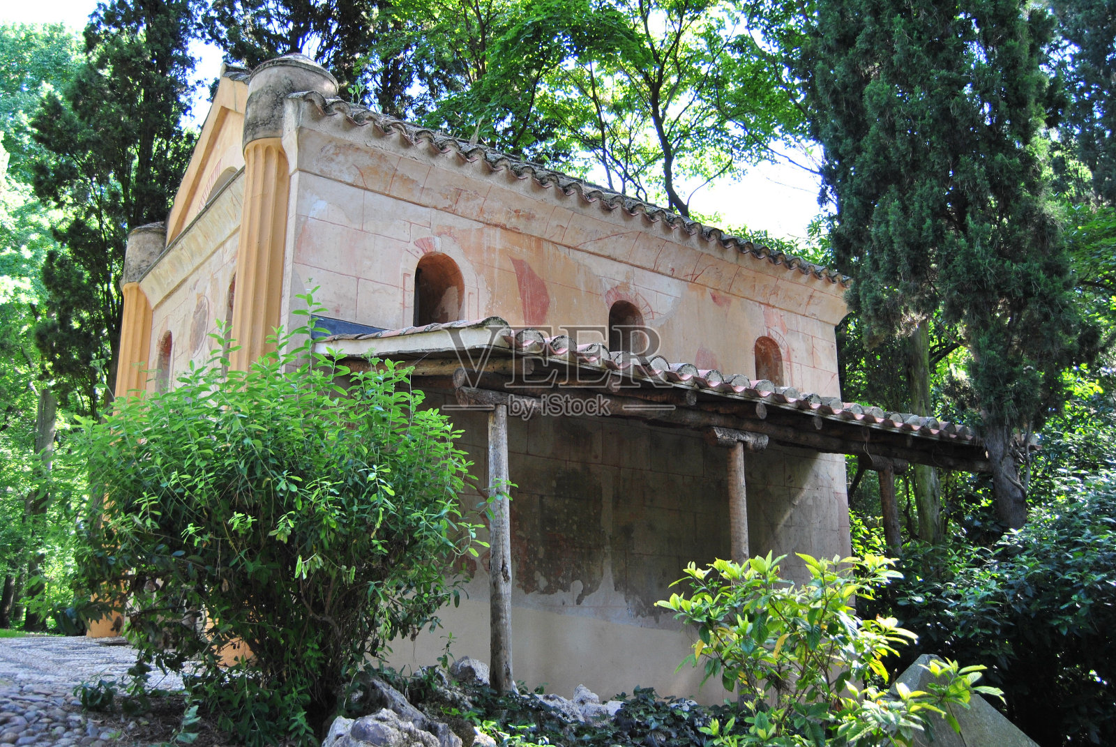 公园里的老房子照片摄影图片