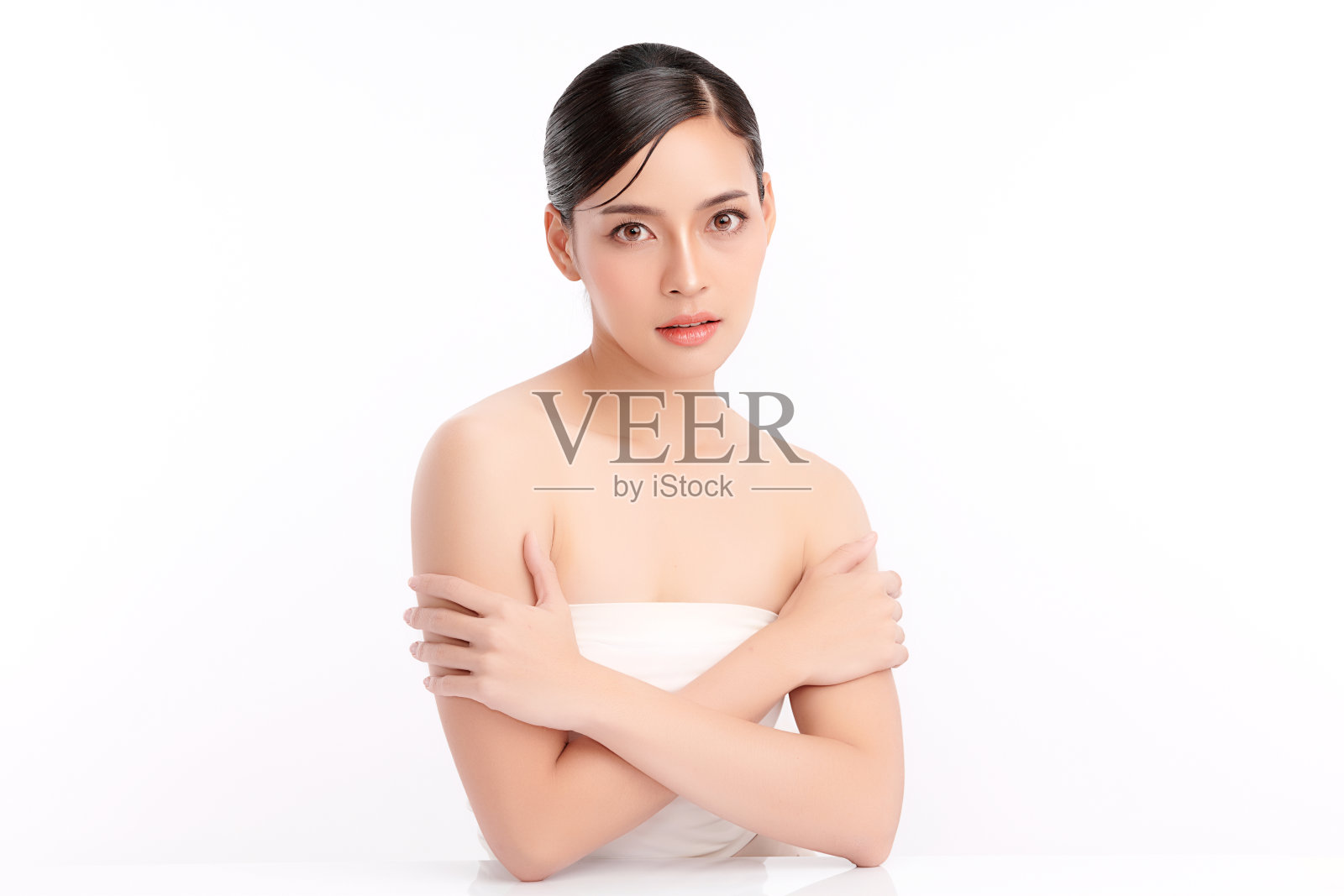 美丽年轻的亚洲女性与清洁新鲜的皮肤在白色的背景，面部护理，面部治疗，美容，美容和水疗，亚洲女性肖像。照片摄影图片