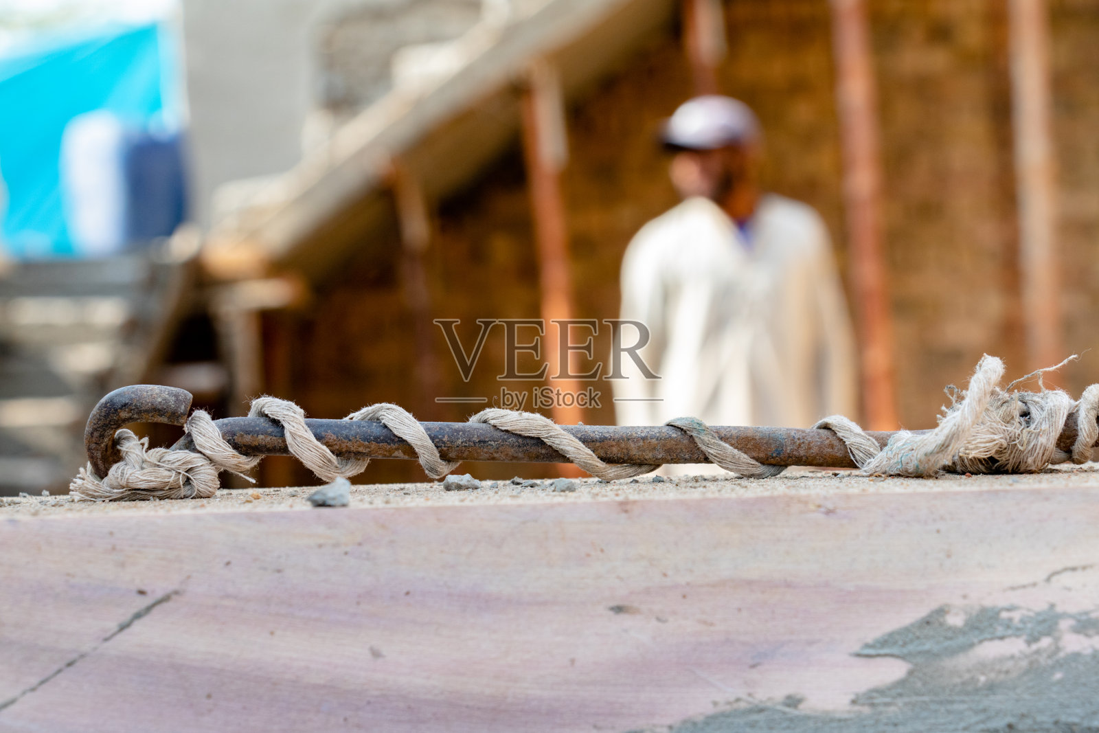 铁棒在建筑墙工人的背景照片摄影图片