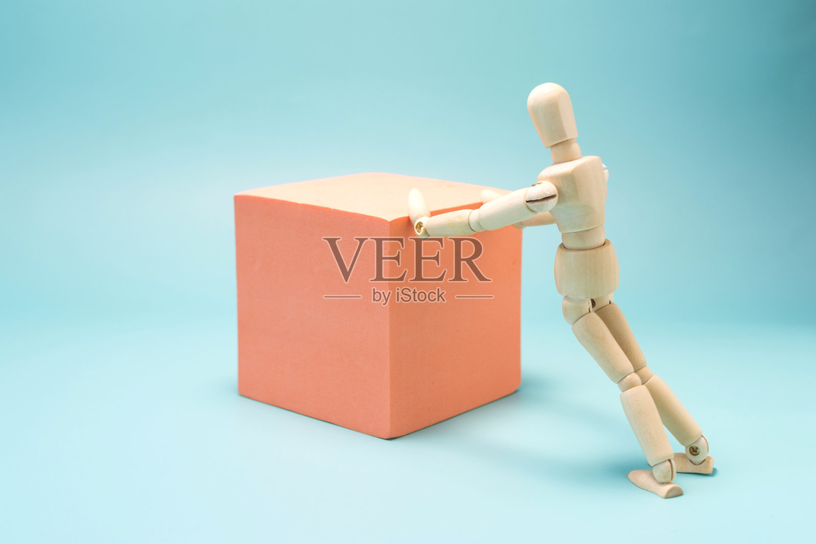 蓝色背景上一个木制人体模型张开的手掌。开放和诚实的理念，对话的邀请照片摄影图片