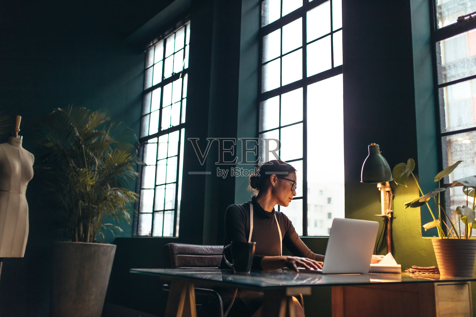 在办公室工作的女时装设计师照片摄影图片