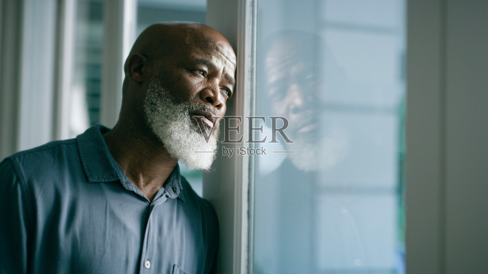 抑郁，窗户和悲伤的老人有压力，精神健康问题或独自在家退休抑郁。因债务而沮丧或担心的非洲老年人照片摄影图片