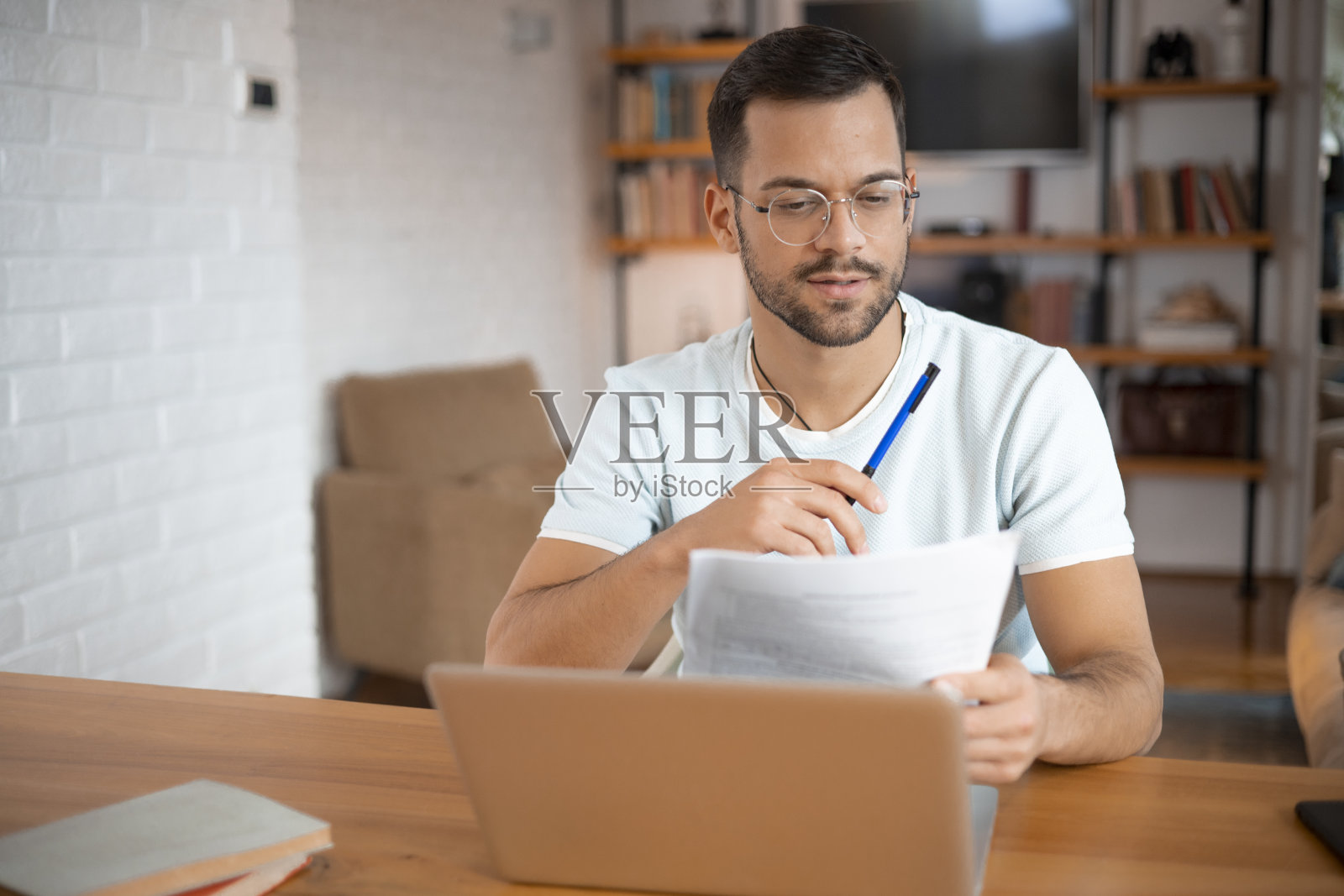 一个成功男人的肖像在舒适的家庭办公室照片摄影图片