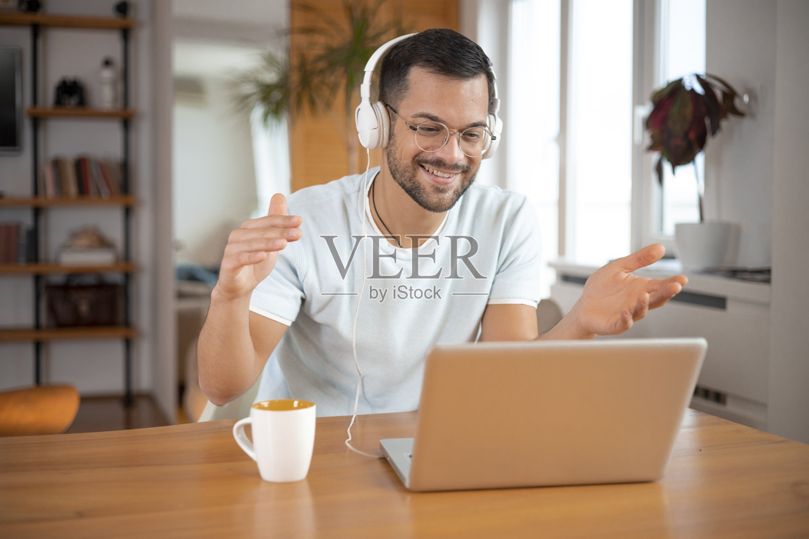 一个成功男人的肖像在舒适的家庭办公室照片摄影图片