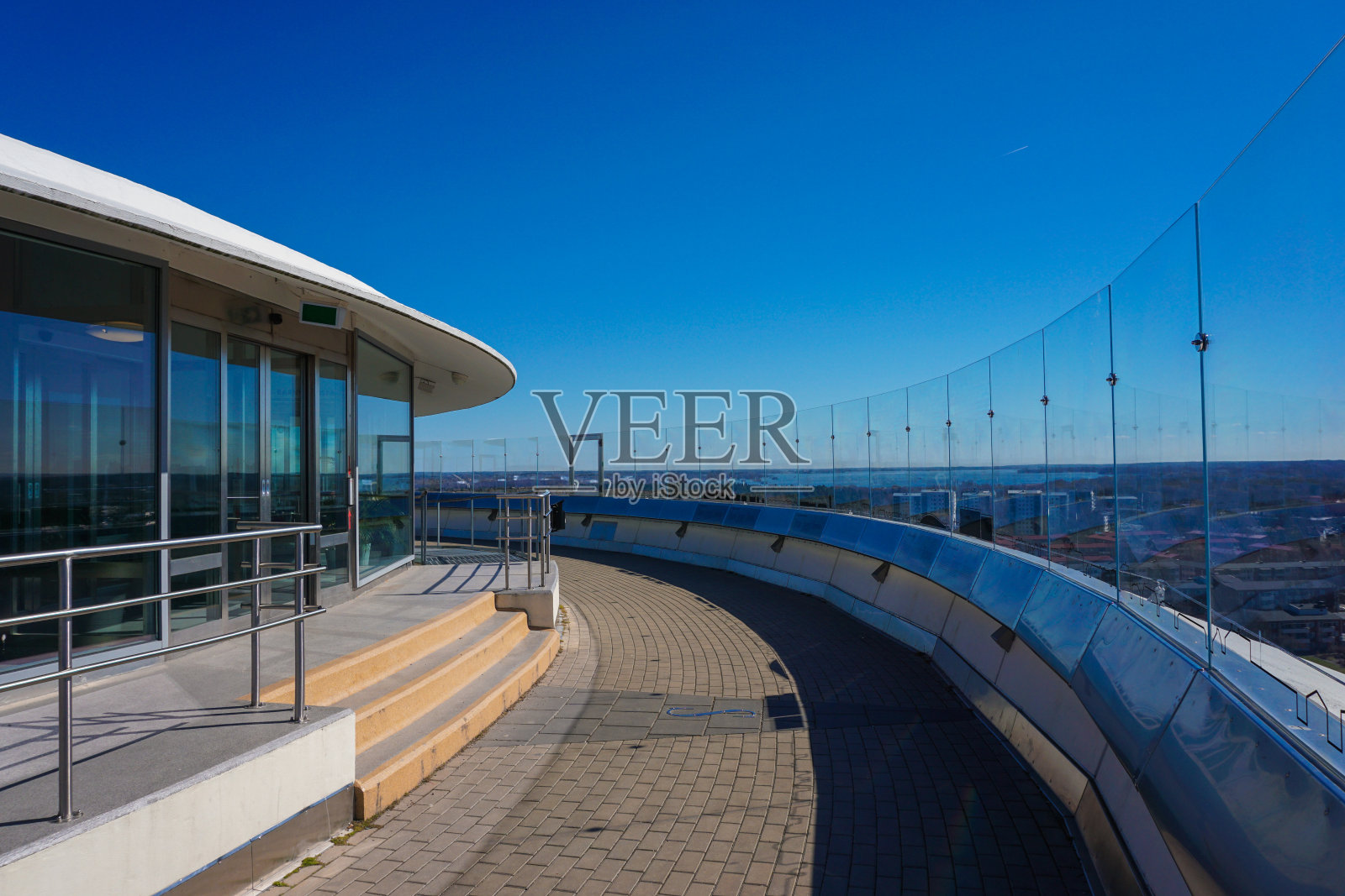 湛蓝的天空映衬下的建筑照片摄影图片