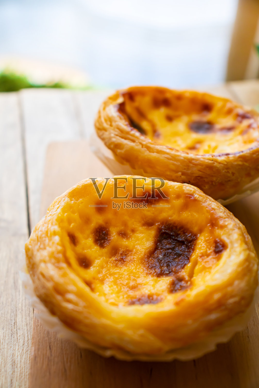 蛋挞放在砧板上。照片摄影图片