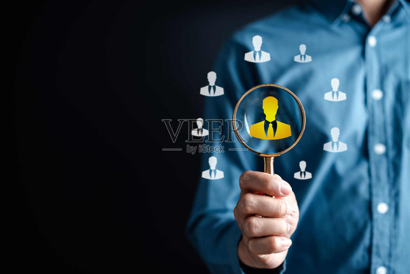 HRM或人力资源管理，商人手持放大镜选择和接受经理图标，这是员工图标中的人力发展招聘领导和客户目标群体。照片摄影图片