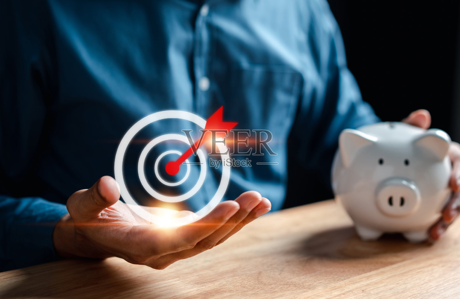 商人在存钱罐里存钱的目标达到了目标。基金及股票投资收益。资产，财富，利润丰厚。为退休购买保险和投资的概念。照片摄影图片