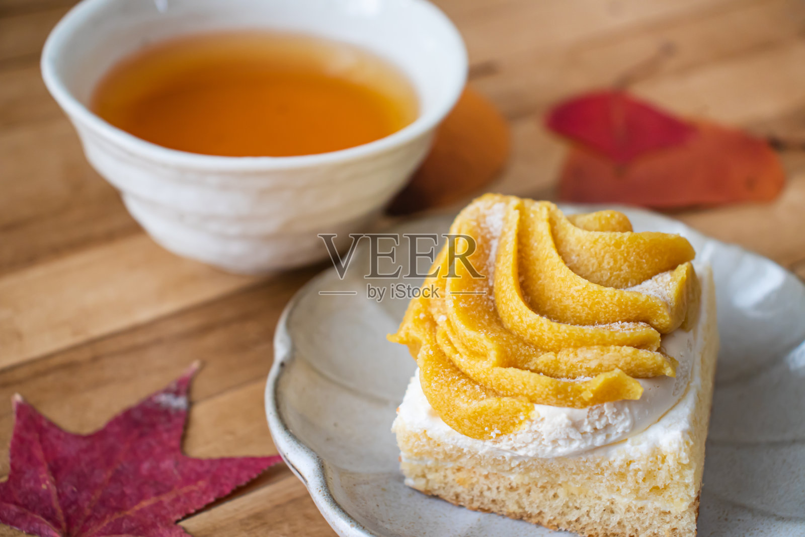 秋叶和玛龙蛋糕。照片摄影图片