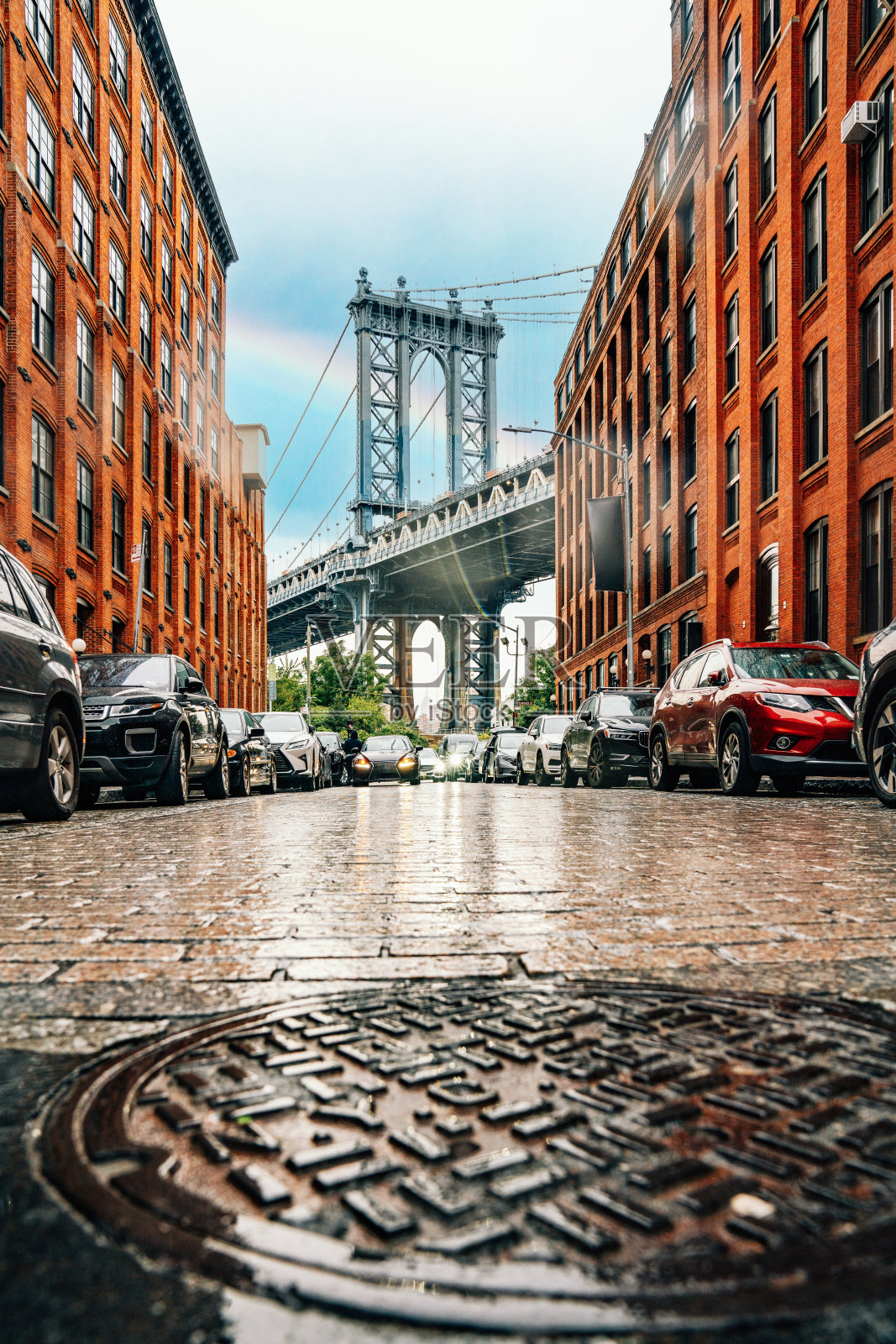 布鲁克林的小飞象区，背景是曼哈顿桥和纽约市照片摄影图片