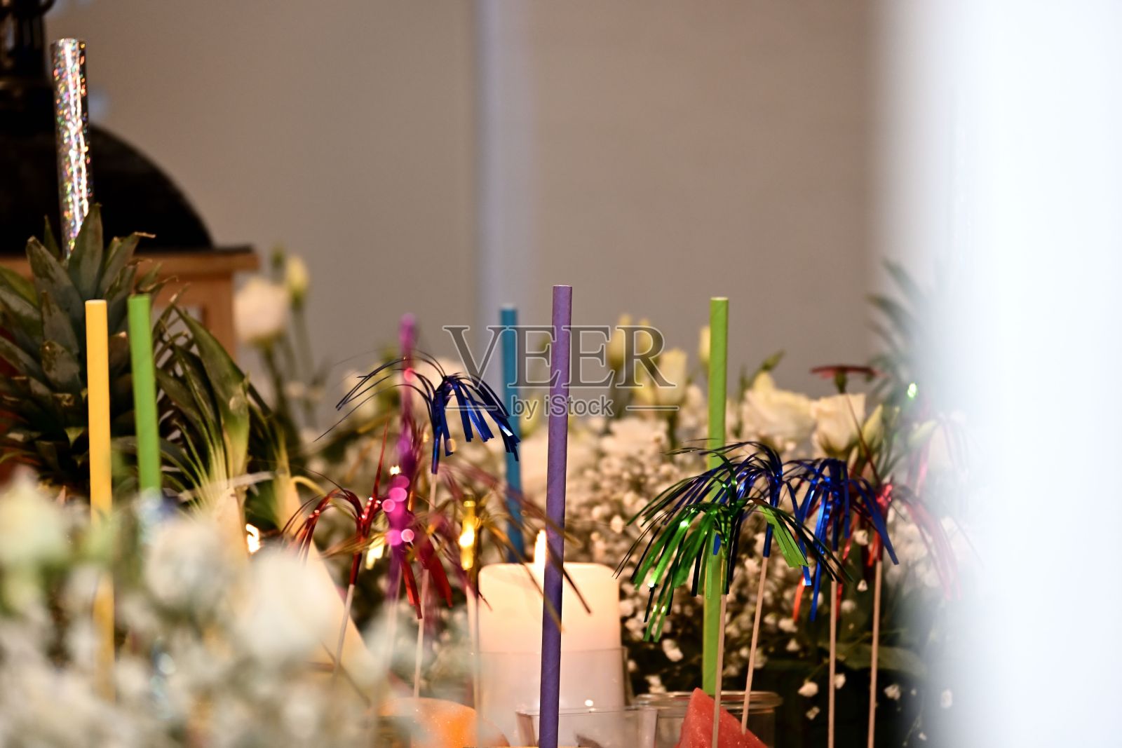 有选择性地聚焦小蛋糕、烟花和装饰品照片摄影图片