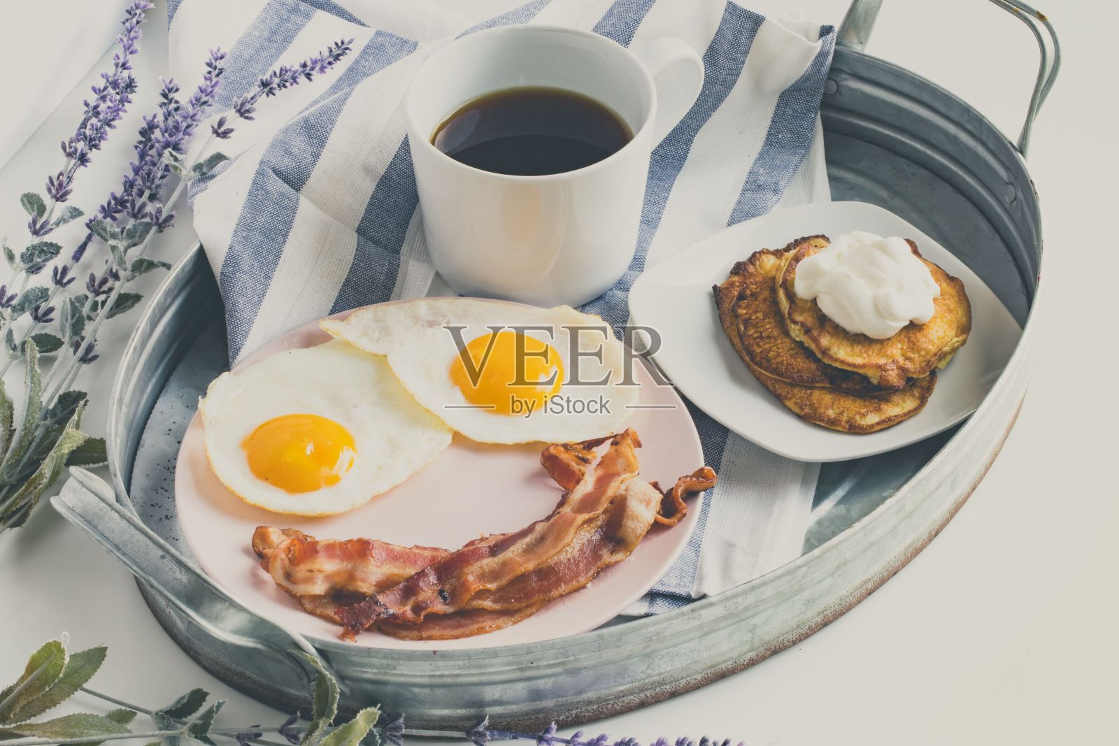 特写的早餐拼盘与健康的食材，如鸡蛋和一杯咖啡照片摄影图片