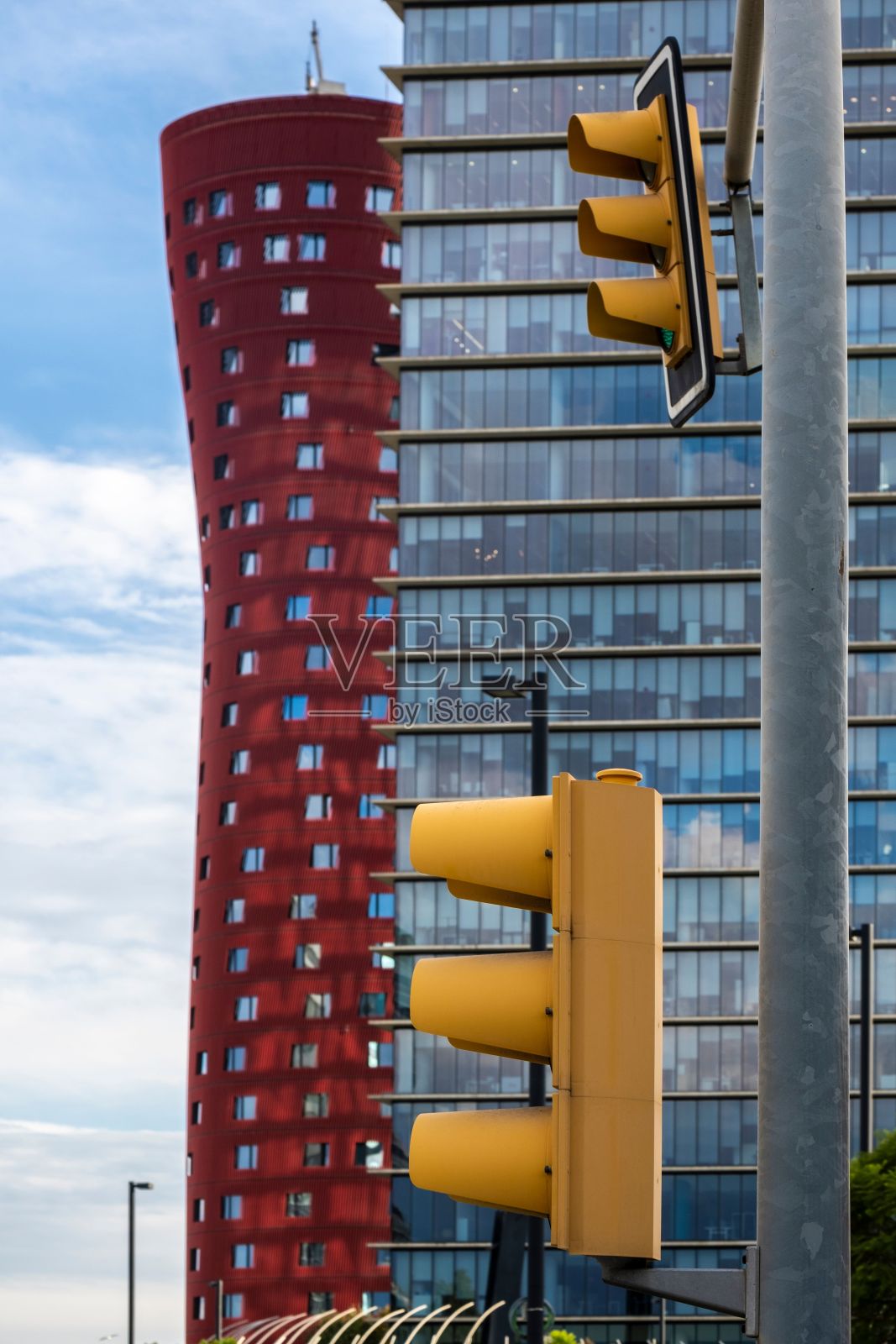 垂直视图的背景上的Porta Fira酒店红绿灯照片摄影图片