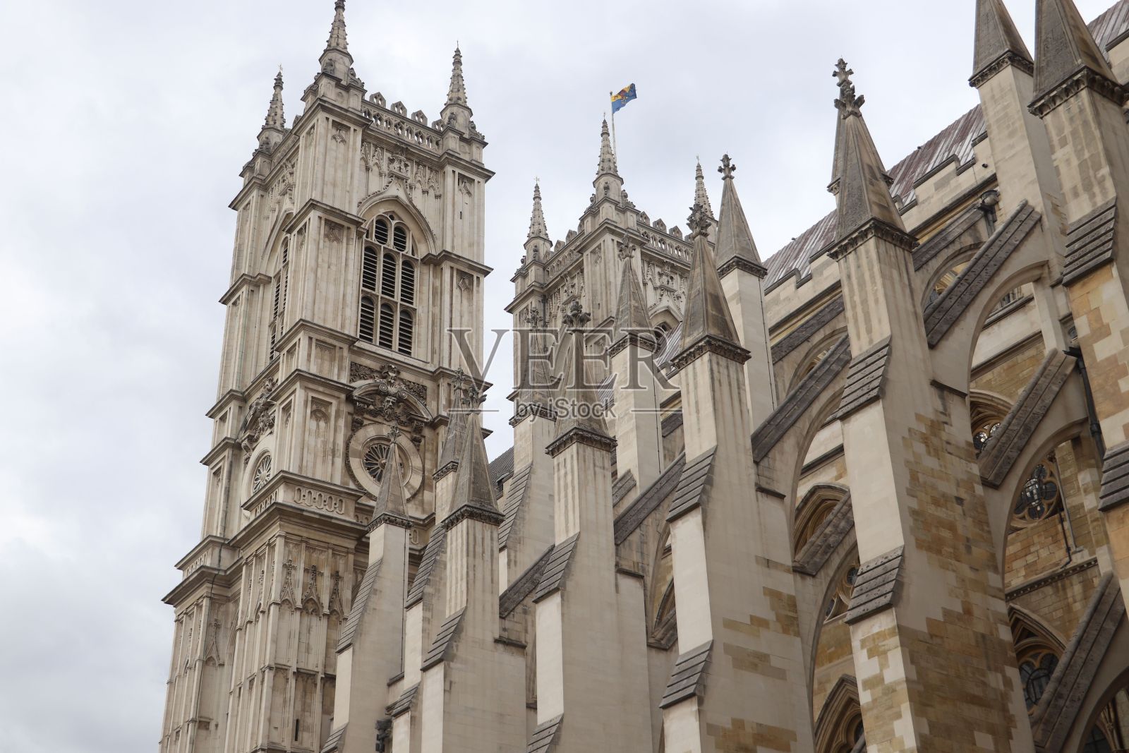 在多云的天空下，英国伦敦威斯敏斯特教堂的美丽景色照片摄影图片