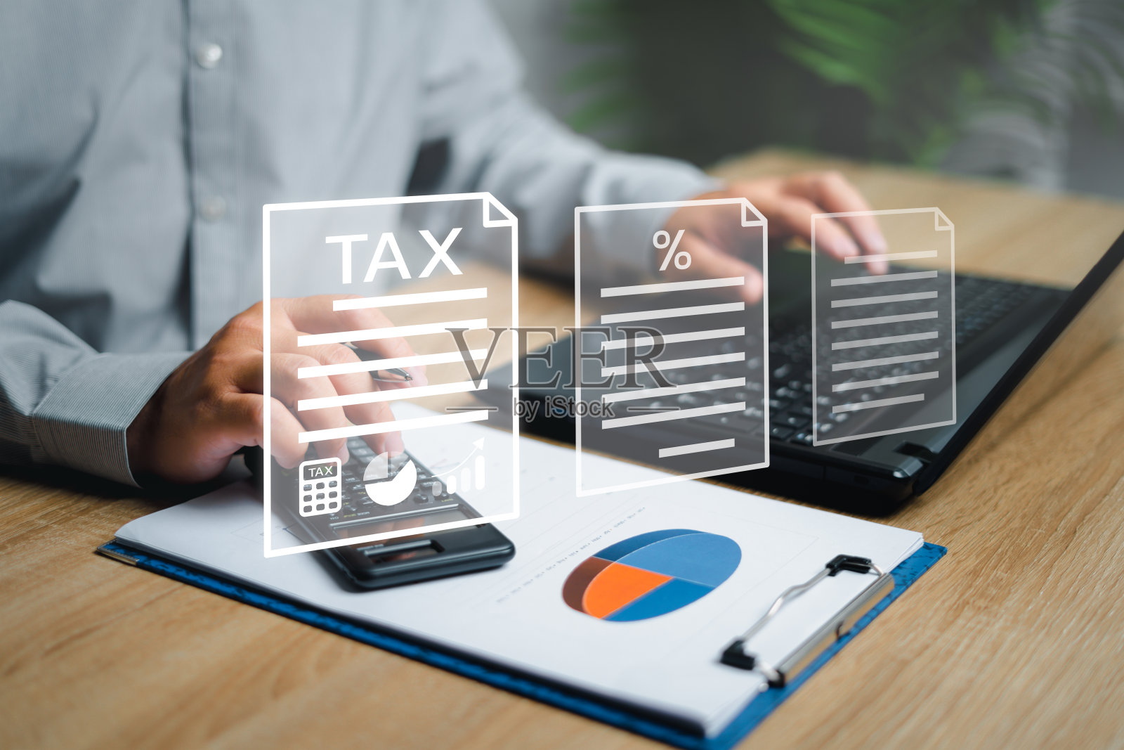 税和收入支付人的概念，商人计算工资，工资或工资。会计工资文件，以支付每年的税通过互联网和桌上的笔记本电脑照片摄影图片