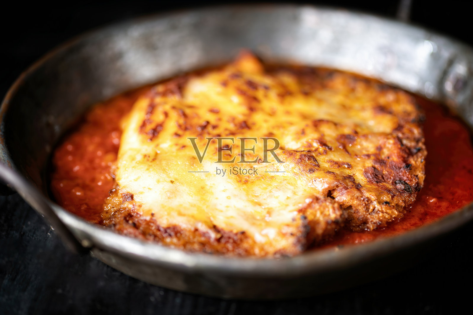 质朴的意大利鸡肉帕尔马干酪安慰食物照片摄影图片