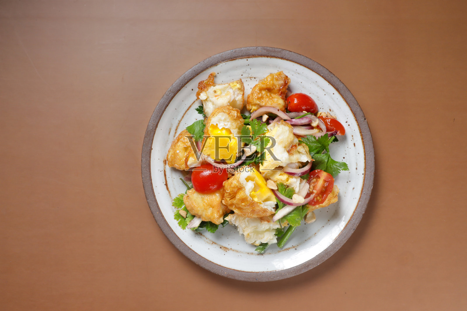 泰国脆蛋沙拉。照片摄影图片