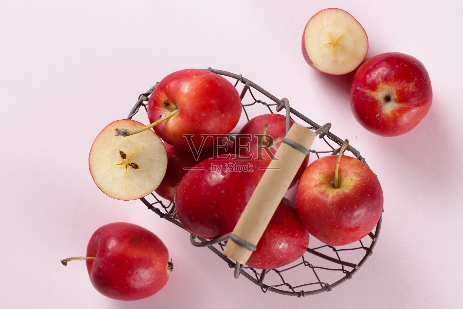 羡慕篮子里的苹果。照片摄影图片