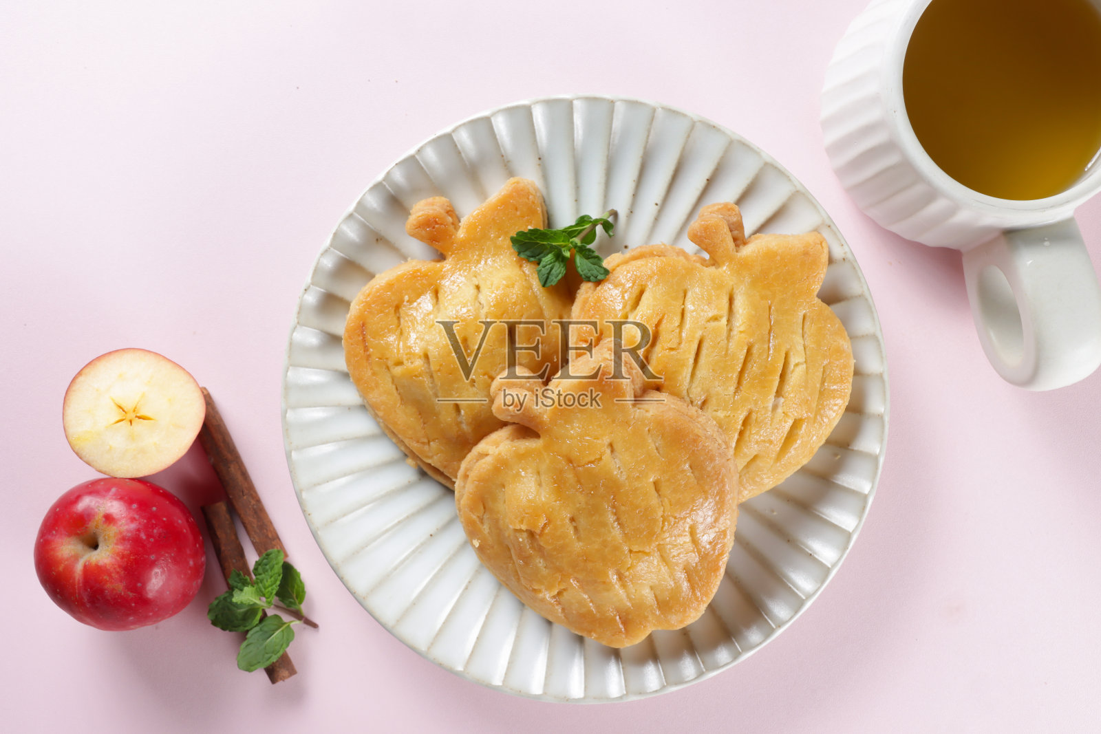 自制苹果派，形状像苹果。照片摄影图片