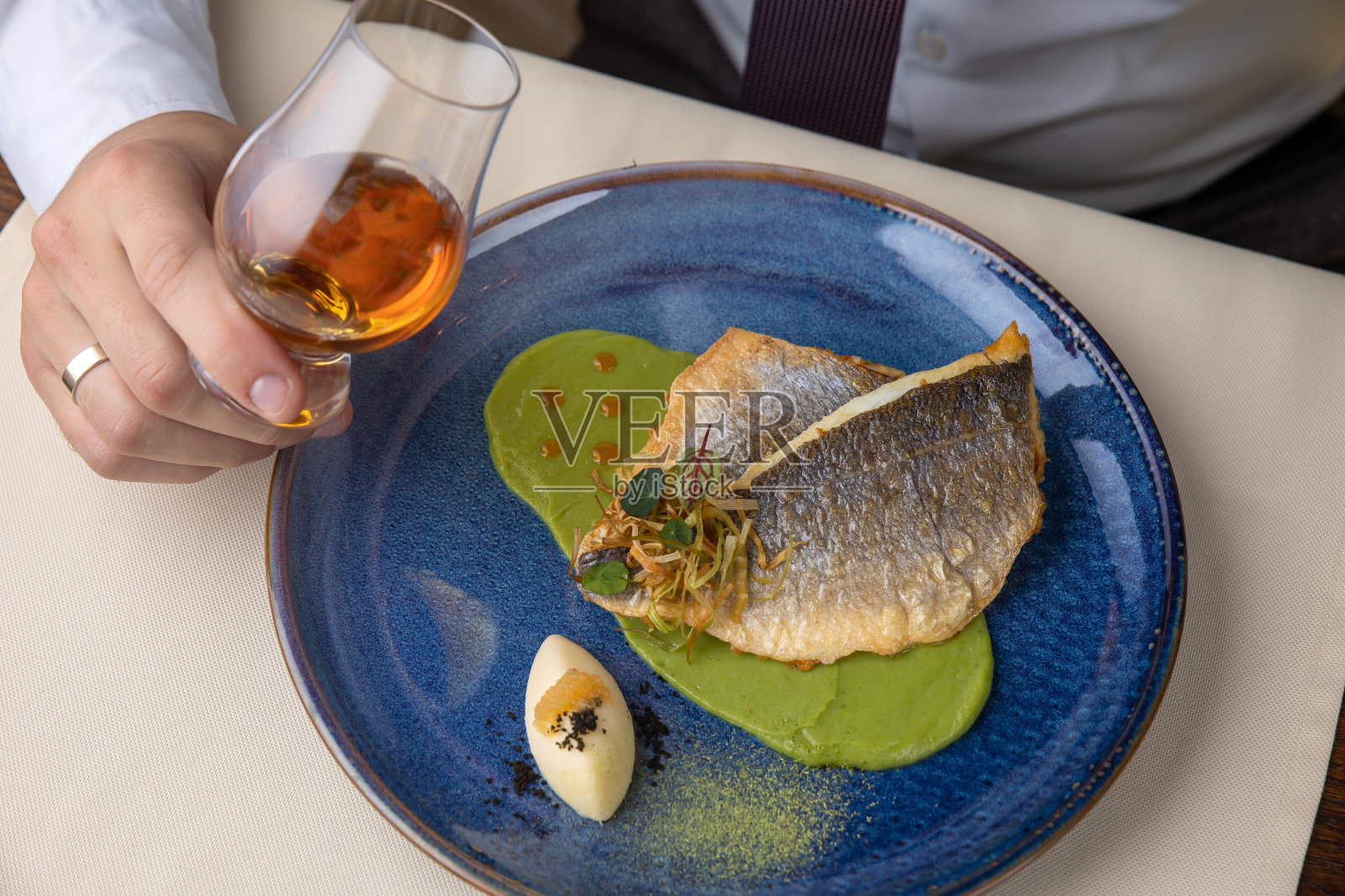 餐馆里，盘子里的海鲷鱼片照片摄影图片