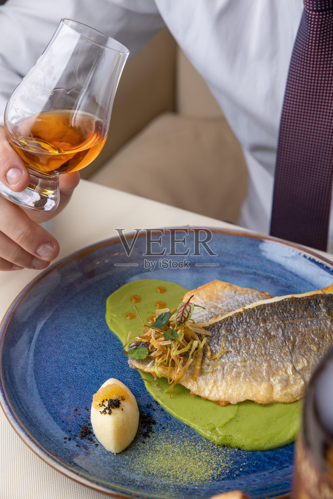 餐馆里，盘子里的海鲷鱼片照片摄影图片