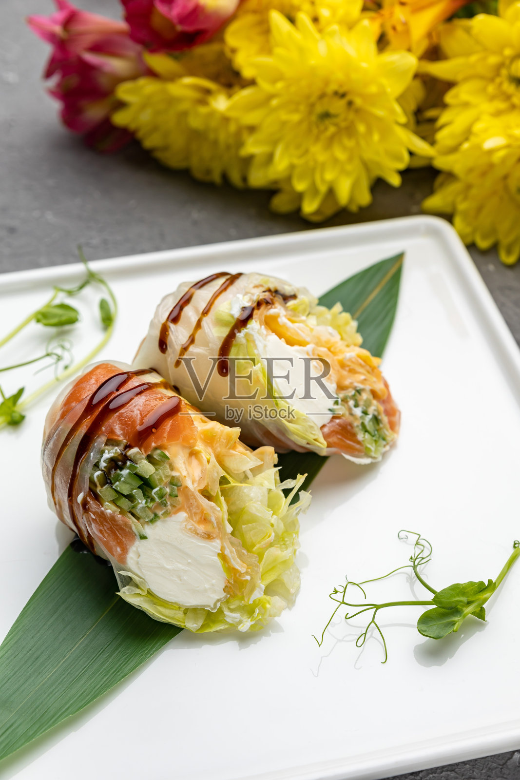咸味三文鱼春卷照片摄影图片