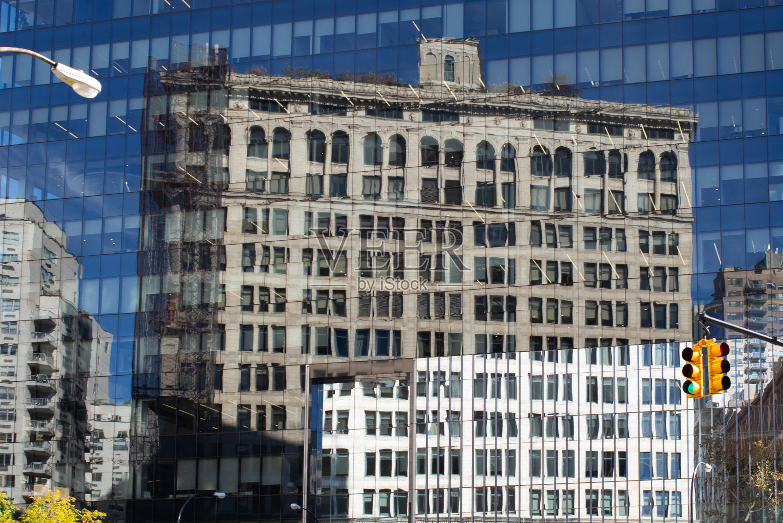 建筑立面上的多重反射和光效果照片摄影图片