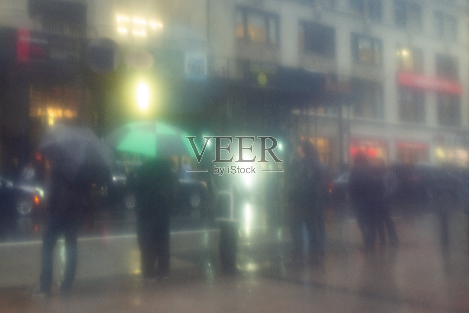 在纽约，人们在暴雨中等待公共汽车照片摄影图片