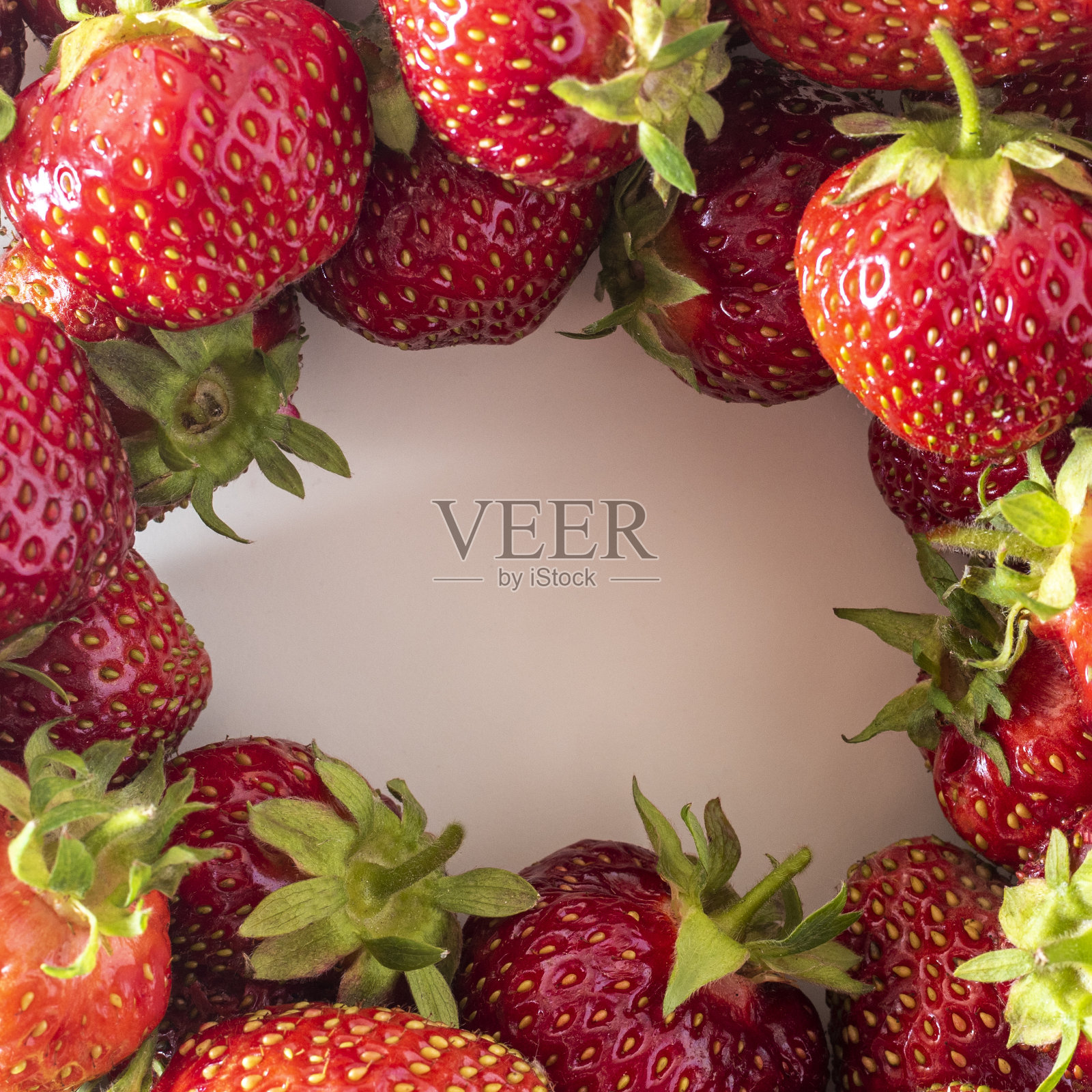 新鲜采摘的天然草莓从花园里安排在一个框架的形式在白色背景。放置文本的地方照片摄影图片