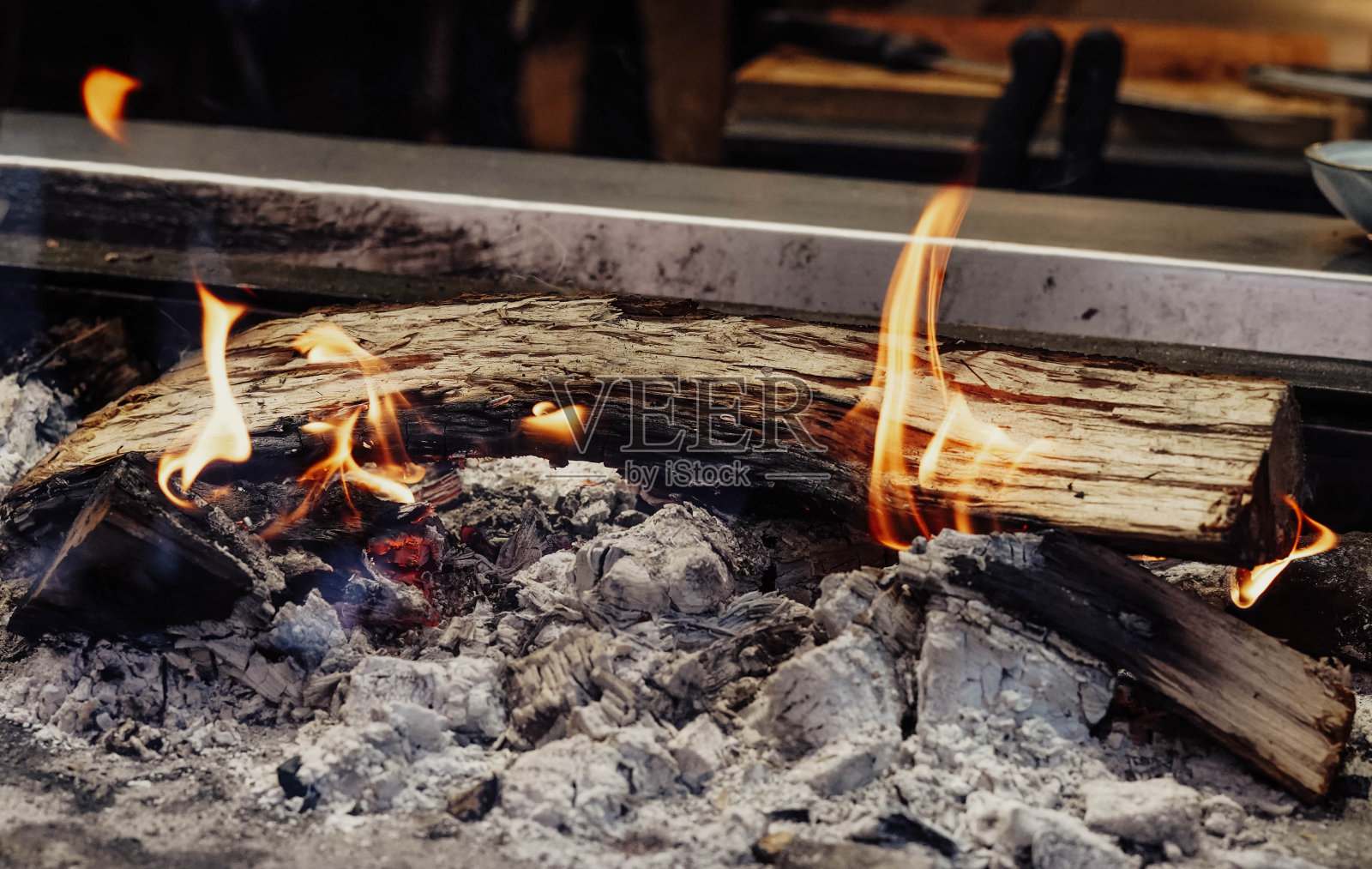 木头树干在烤架上燃烧照片摄影图片