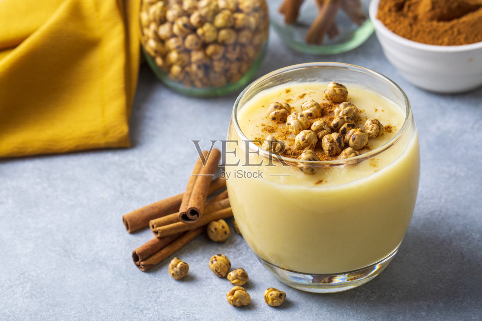 传统土耳其饮料与烤鹰嘴豆Boza或Bosa照片摄影图片