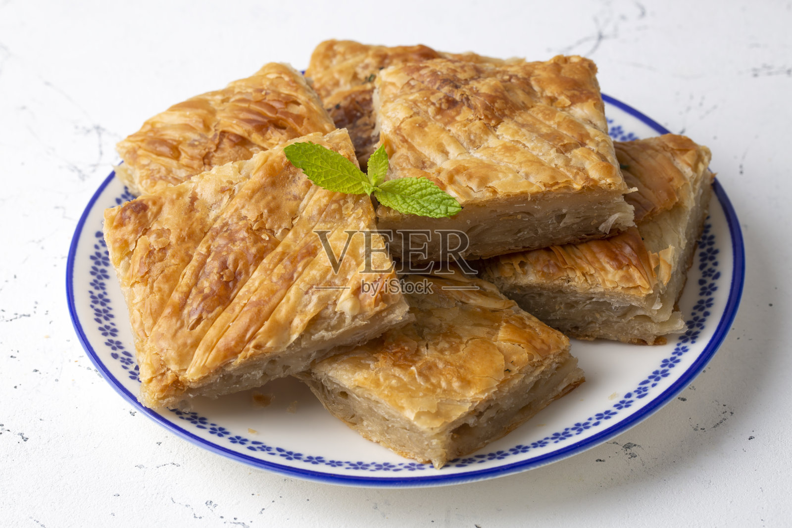 手工制作的希腊奶酪春卷，切成方块。土耳其的名字;El yapimi tepsi boregi照片摄影图片