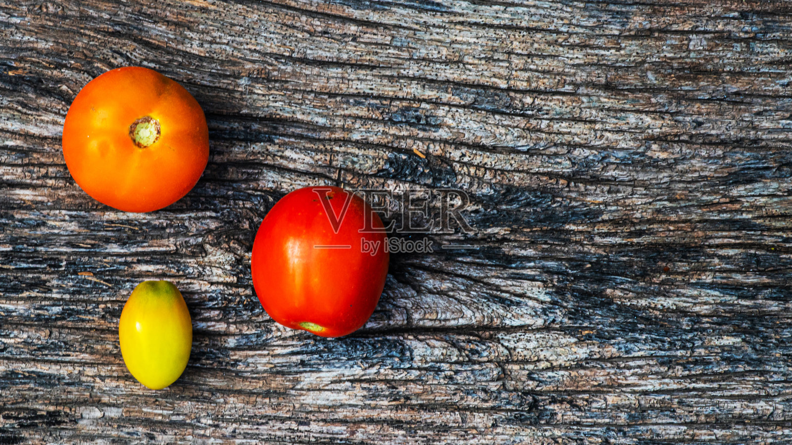 西红柿，胡萝卜在桌子上。胡萝卜，西红柿刚从花园里的木板上摘下来。胡萝卜和西红柿。照片摄影图片