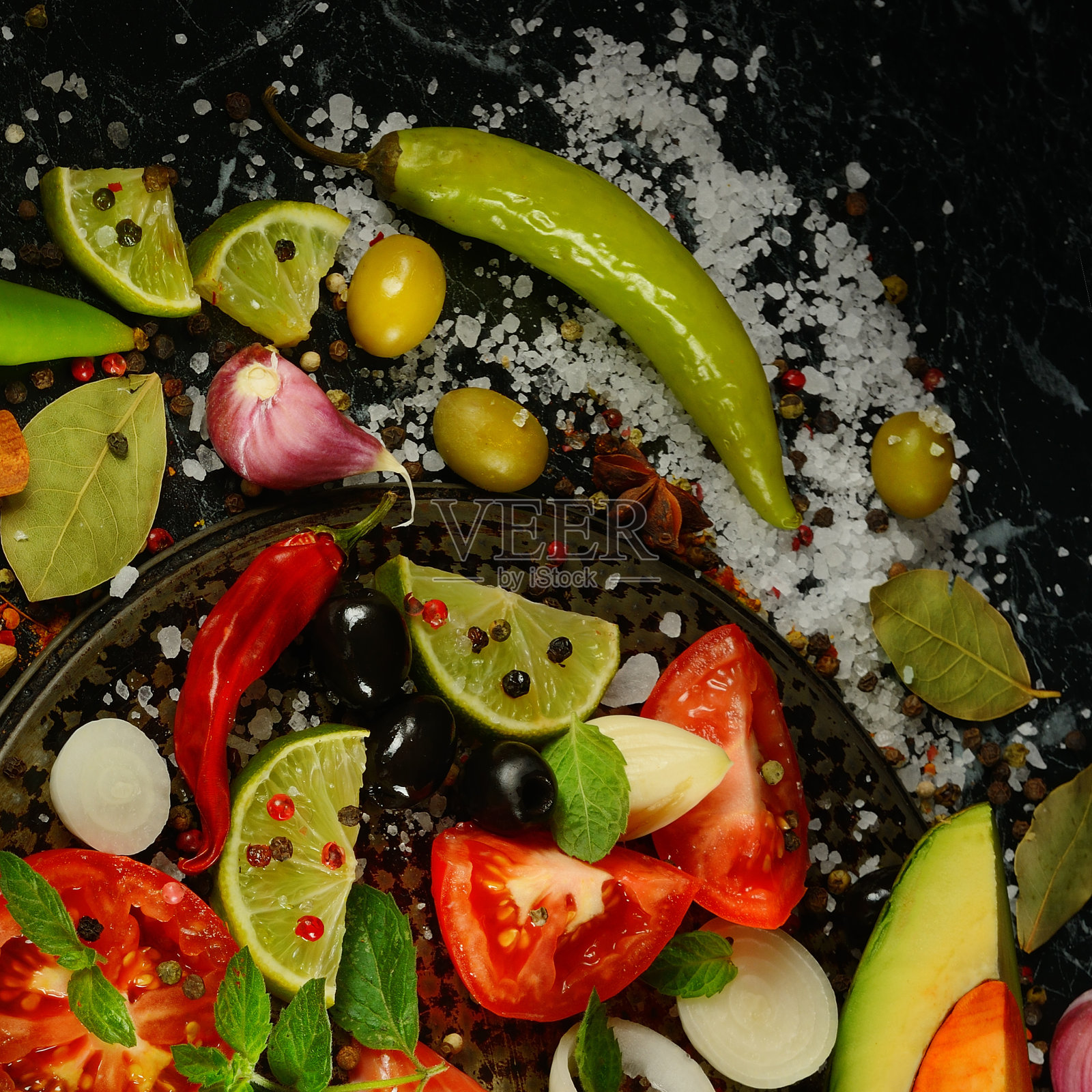 黑色背景的香料和蔬菜。照片摄影图片