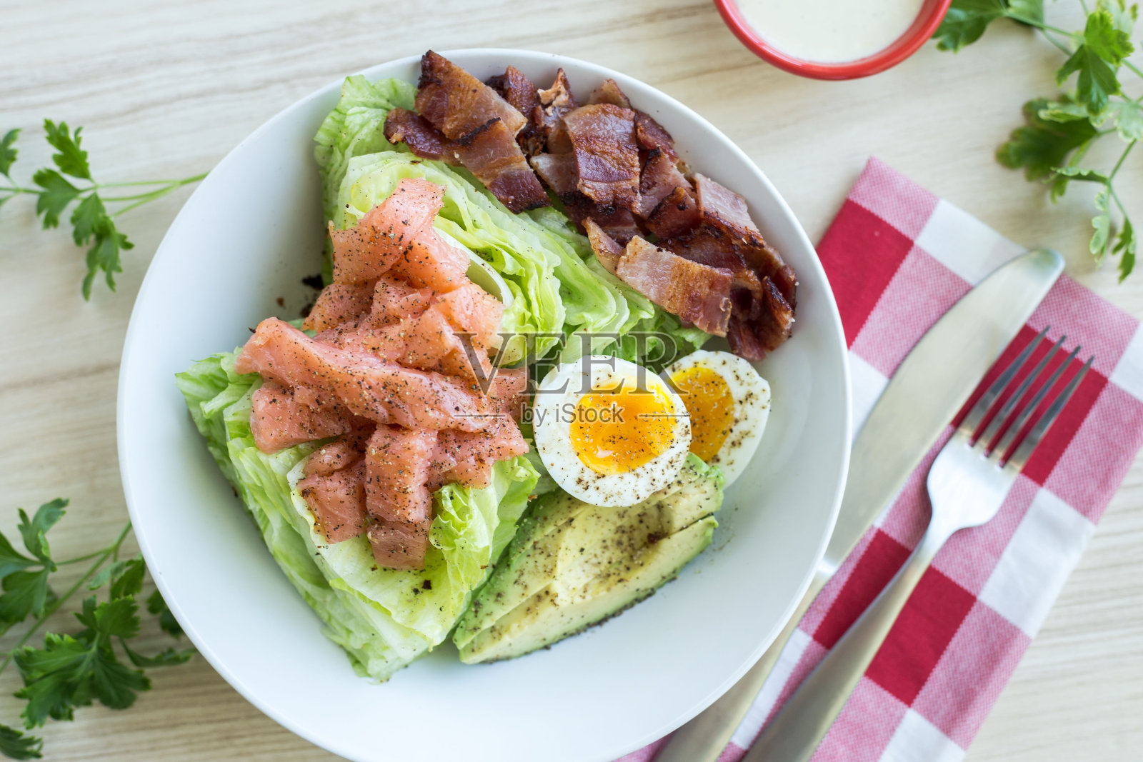 俯视图的健康成分在盘子上与刀叉在木桌上照片摄影图片