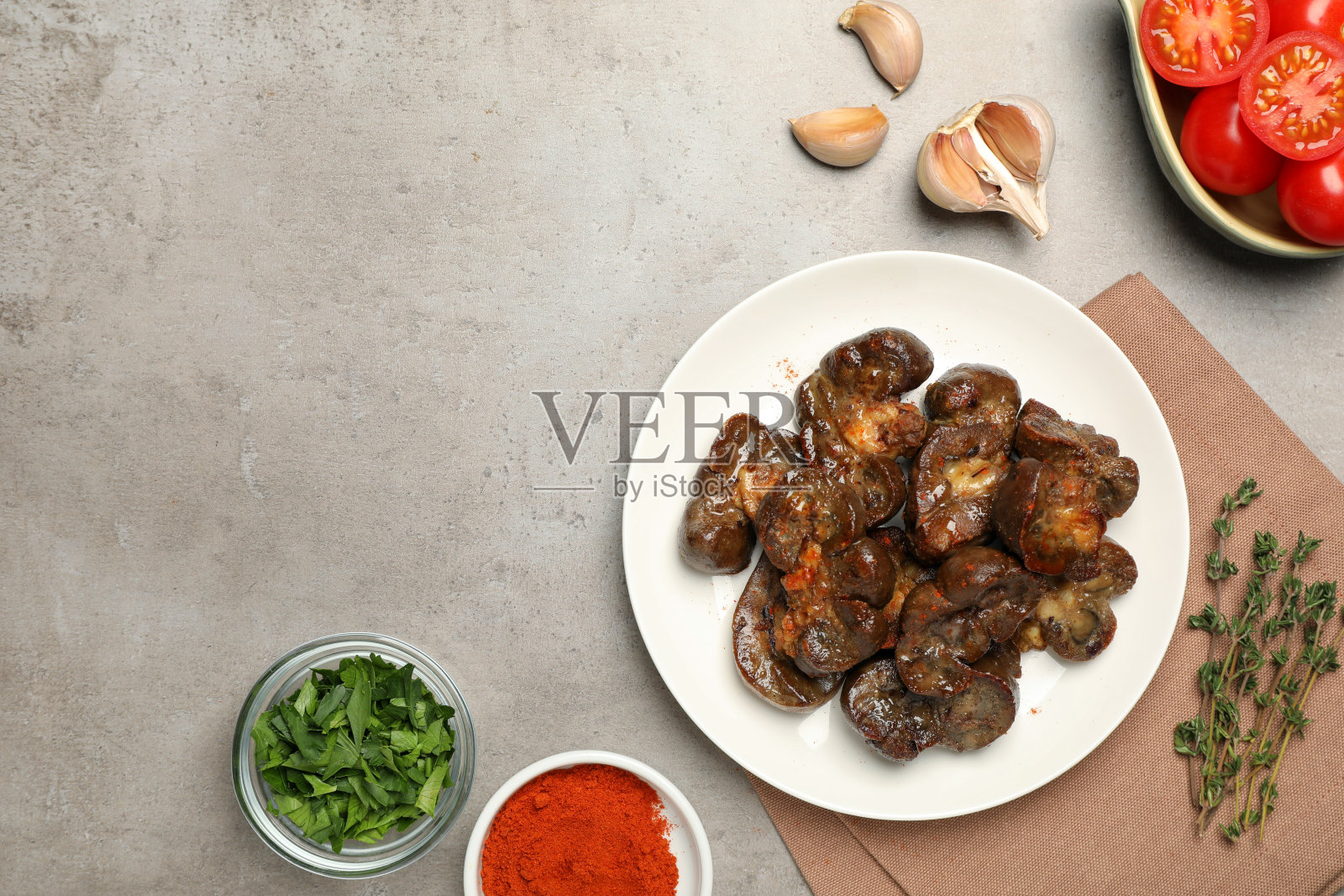 美味的腰子和食材放在浅色的桌子上，平铺。文本空间照片摄影图片