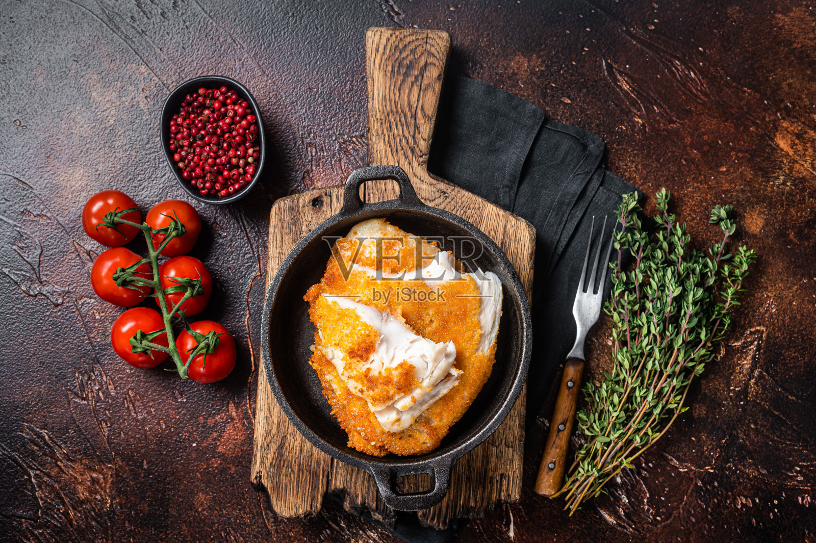 烤罗非鱼片和面包屑。黑暗的背景。俯视图照片摄影图片