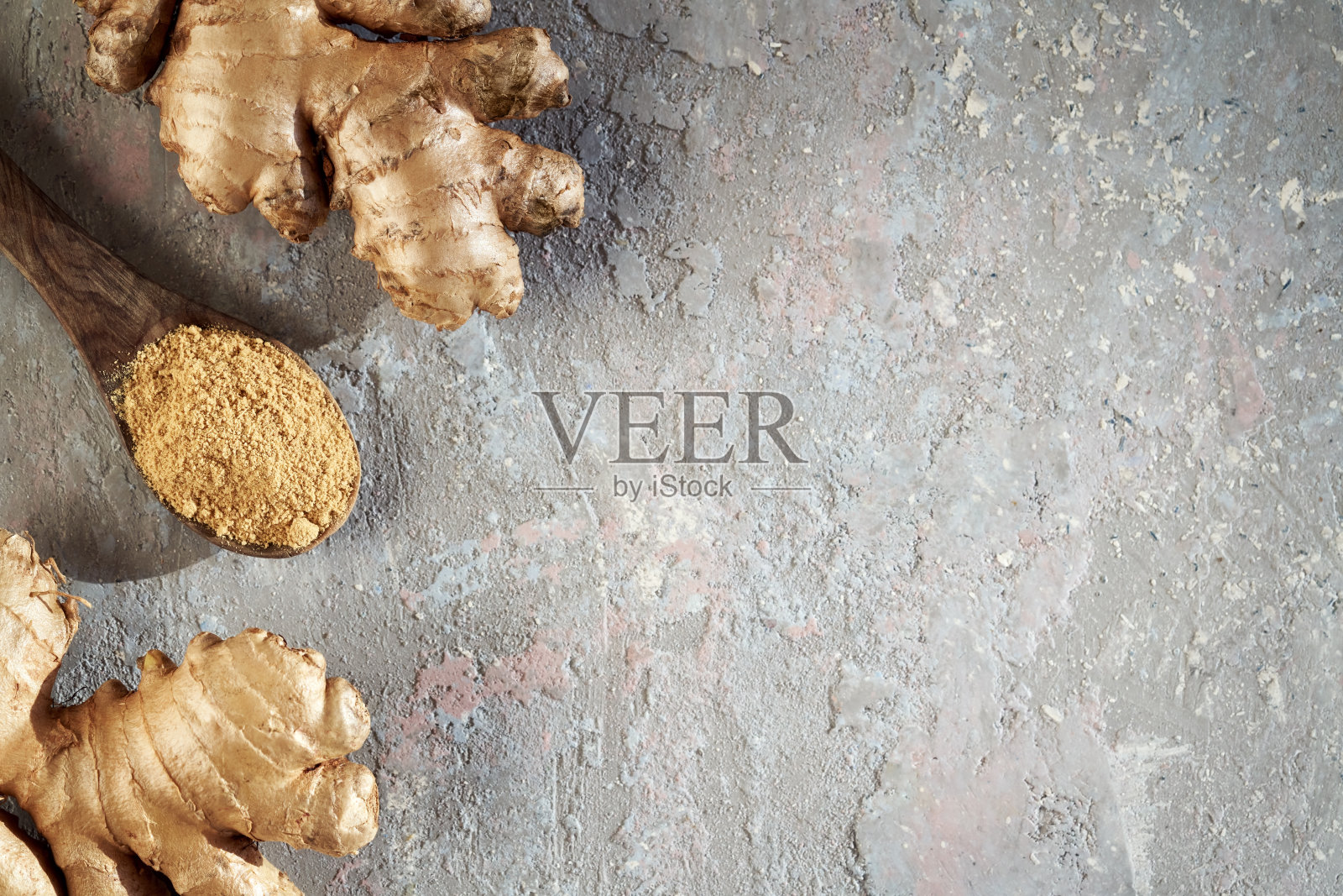 姜粉与新鲜的生姜根在灰色背景与复制空间照片摄影图片