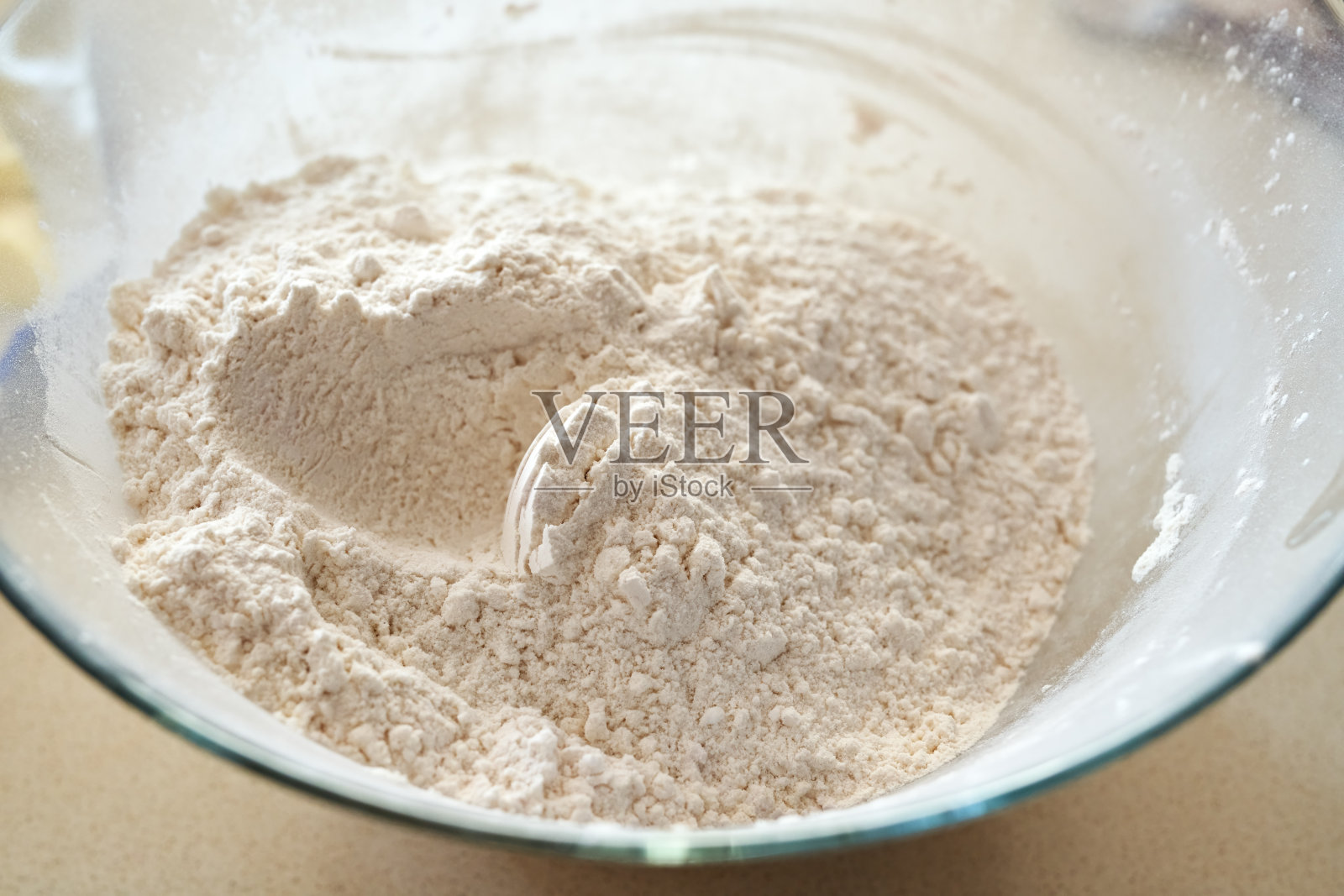 在碗里的白色小麦粉是烘焙的原料照片摄影图片