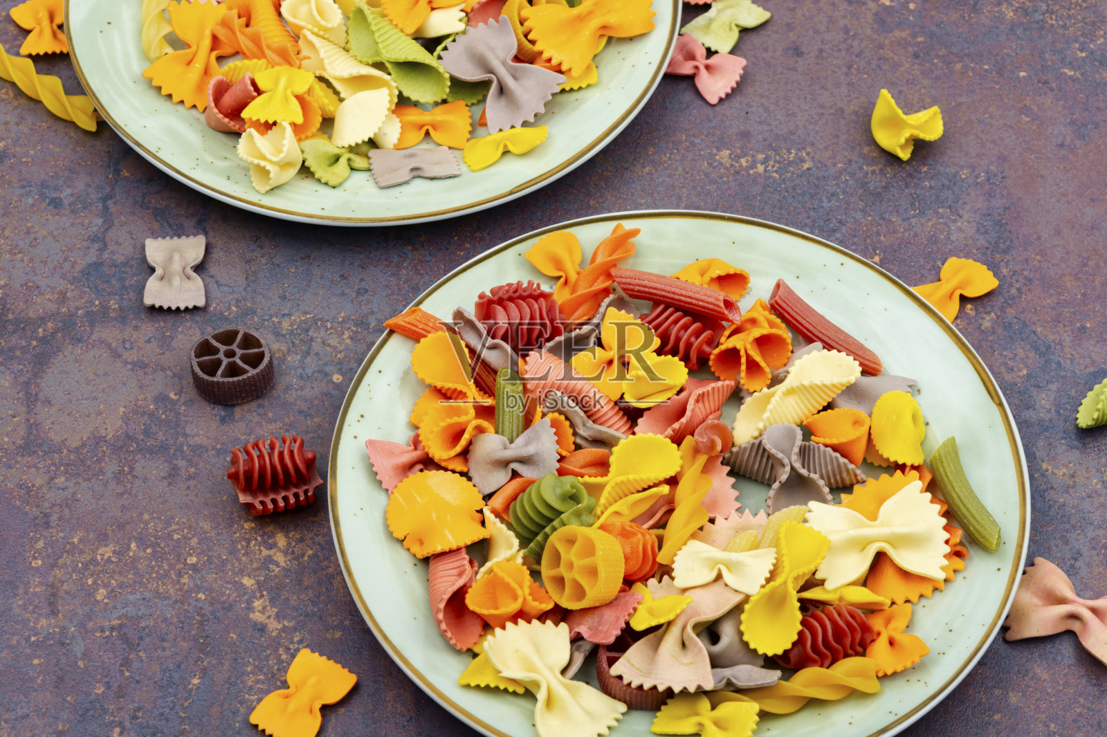 彩色通心粉放在盘子里照片摄影图片