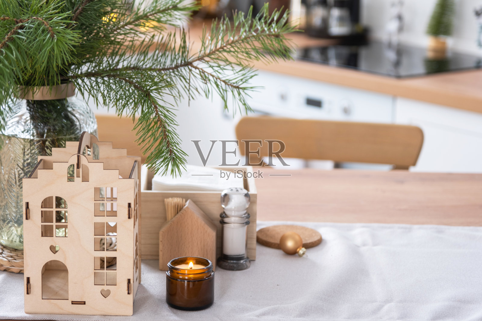 白色厨房的圣诞装饰，节日早餐，白色斯堪的纳维亚室内。一个舒适的房子的身影在摆好的桌子上。新的一年，心情舒畅，家温馨。本空间照片摄影图片